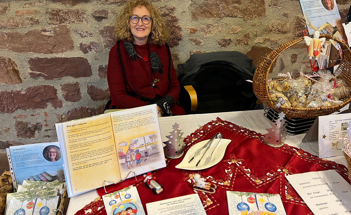 Heidrun Harms am Stand am Schloss Neuenbürg 2023